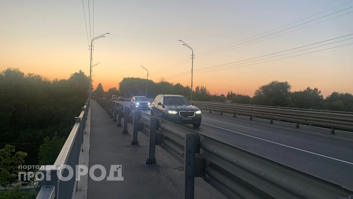 После публикации в интернете отремонтировали пешеходный мост через реку в Параньге