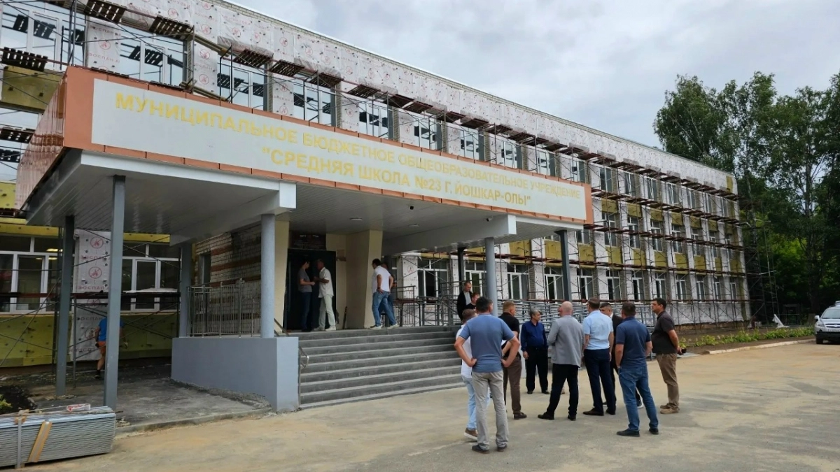 Новый асфальт и ограждение появились у школы в Йошкар-Оле