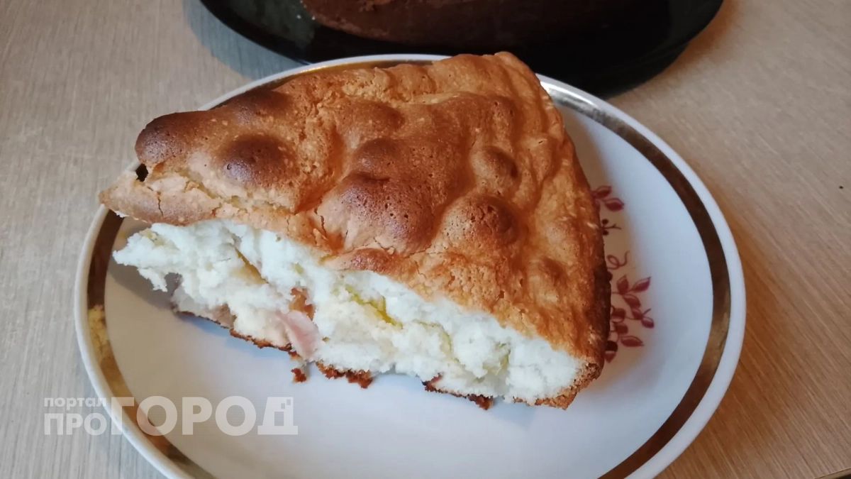 Улетает за один присест: самая простая и вкусная шарлотка из 3 ингредиентов - справится даже холостяк