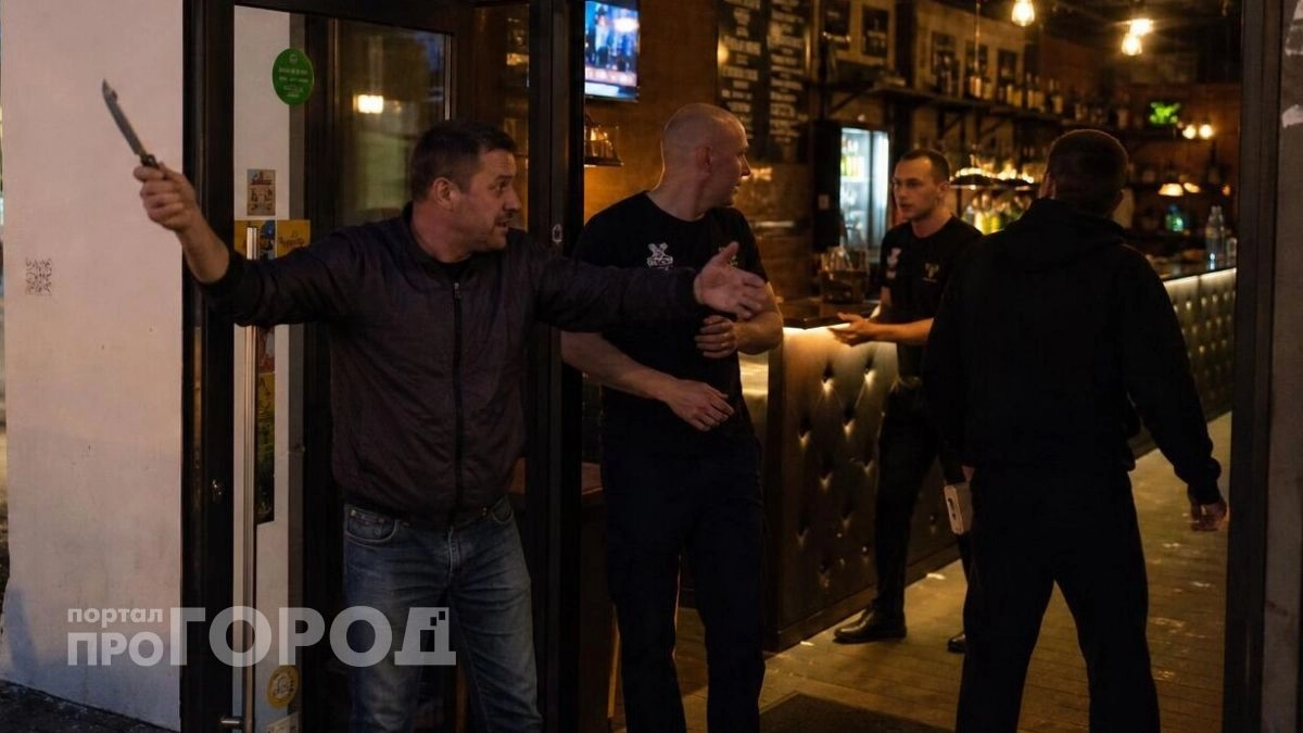 Мужчина устроил поножовщину в баре Волжска и ранил двух незнакомых людей