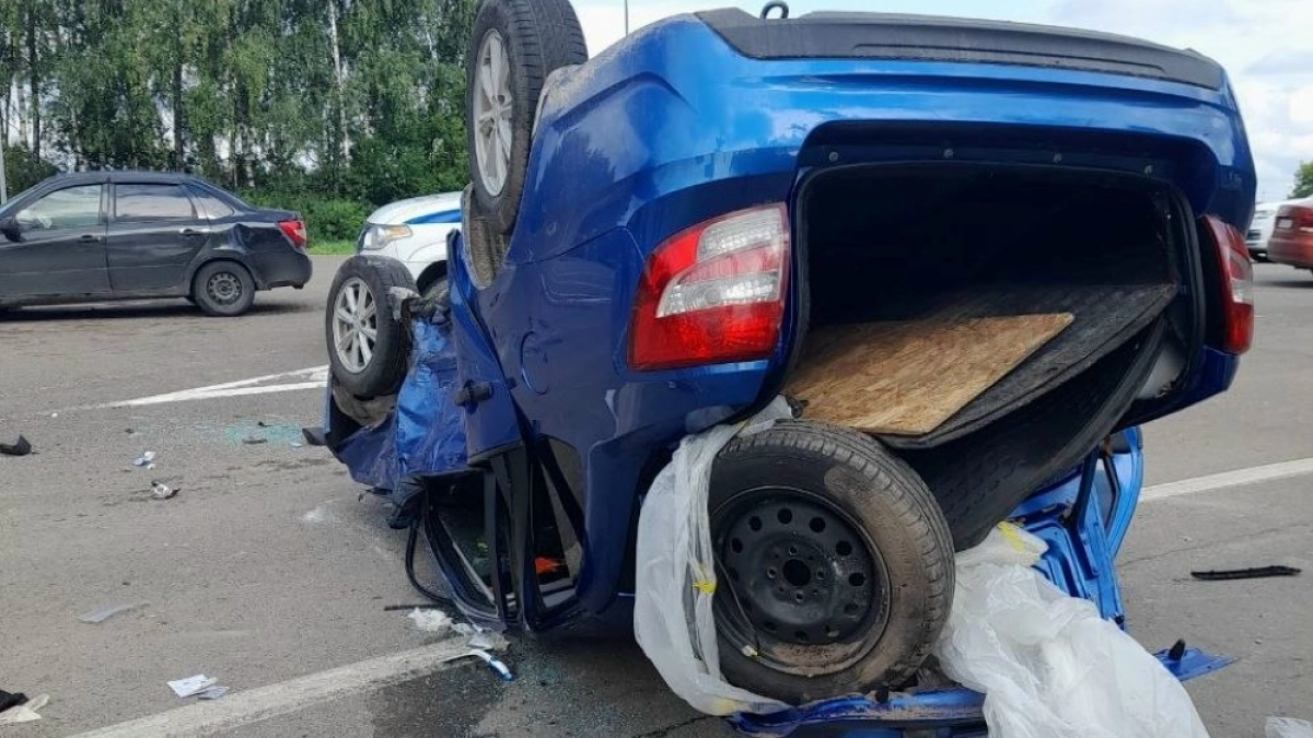 "Гранта" с 12-летним пассажиром перевернулась в Медведевском районе