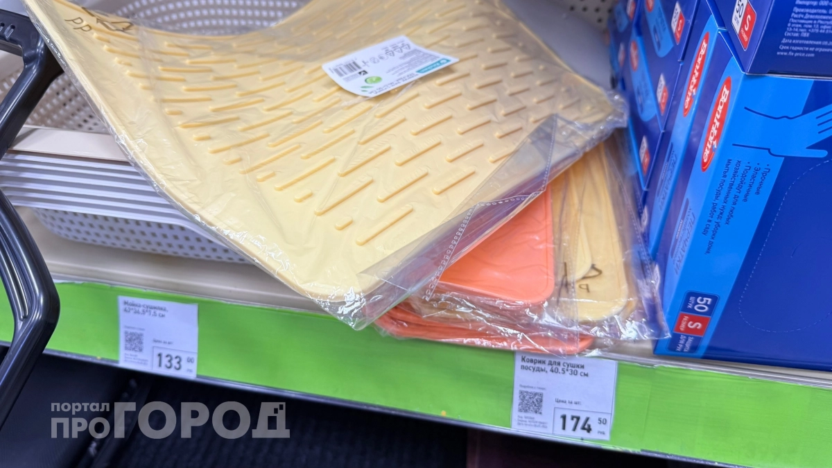 Стиральная машина больше не гремит: скупила все резиновые коврики в Fix Price и постелила на пол — сантехник подсказал трюк