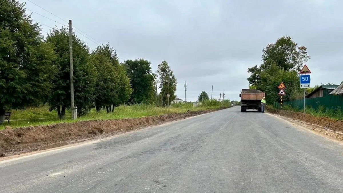В Оршанском районе завершают ремонт дороги к храму и святому источнику