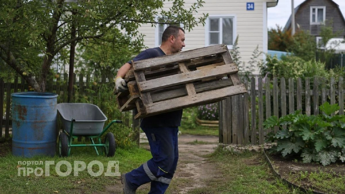 Дачный домик за копейки: как из старых поддонов собрать мебель, за которую дизайнеры просят десятки тысяч