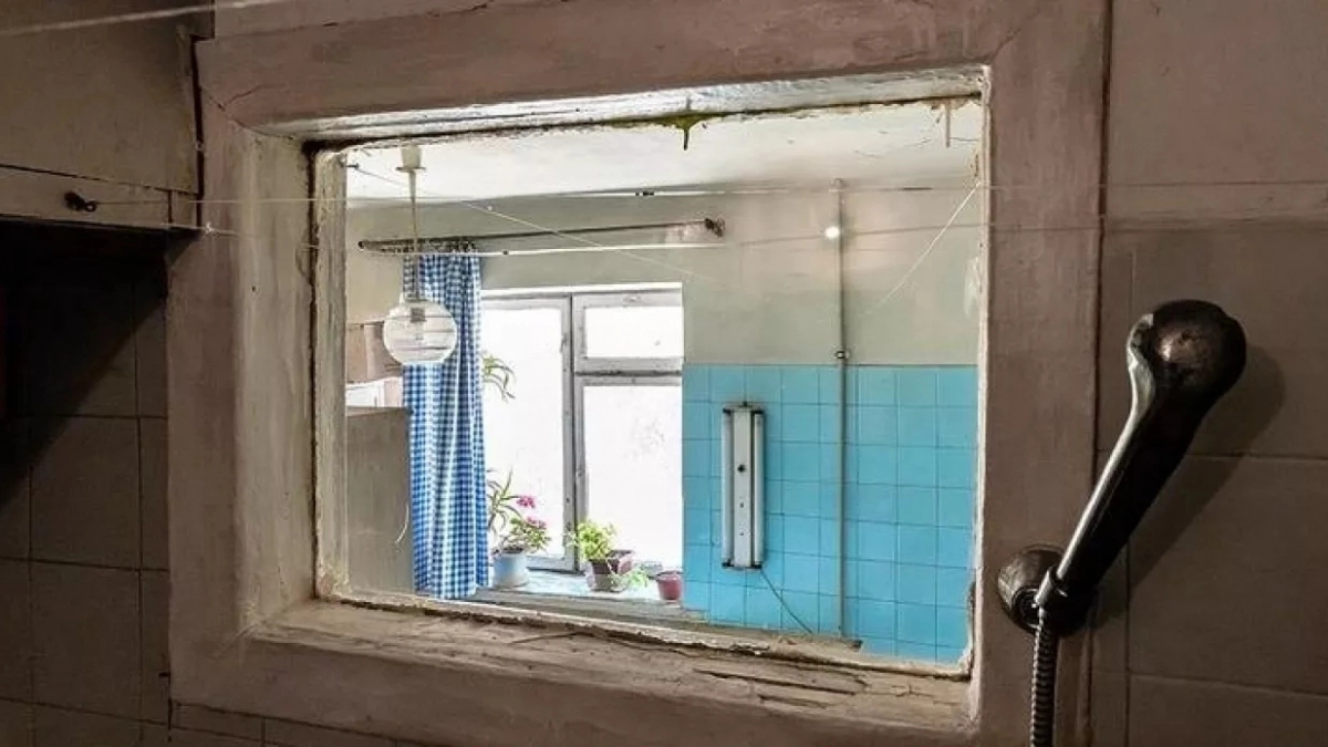 Это очень важно: зачем в хрущевках окно между ванной и кухней - запомните раз и навсегда