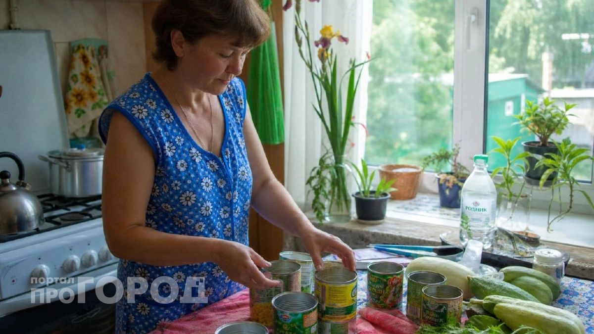 Банки из-под горошка и кукурузы никогда не выбрасываю: вот как приспособила их на даче - 6 вариантов