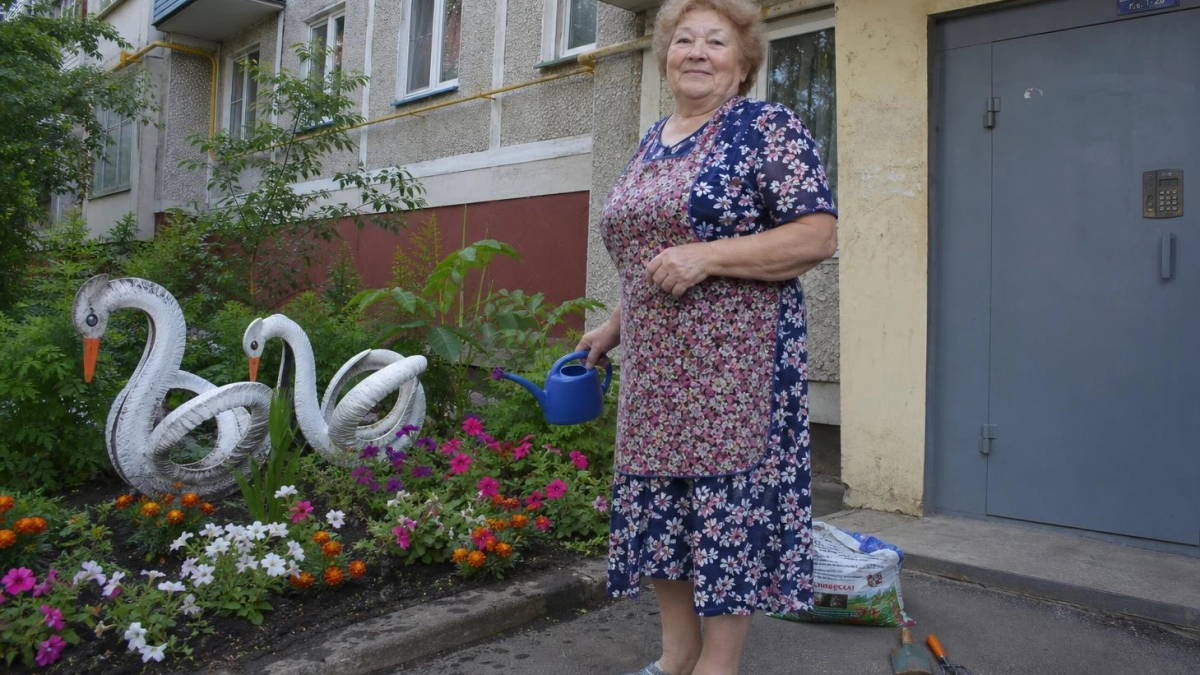 «Лебеди» из покрышек больше не в моде: вот что сейчас ставят на клумбы, чтобы сад смотрелся стильно