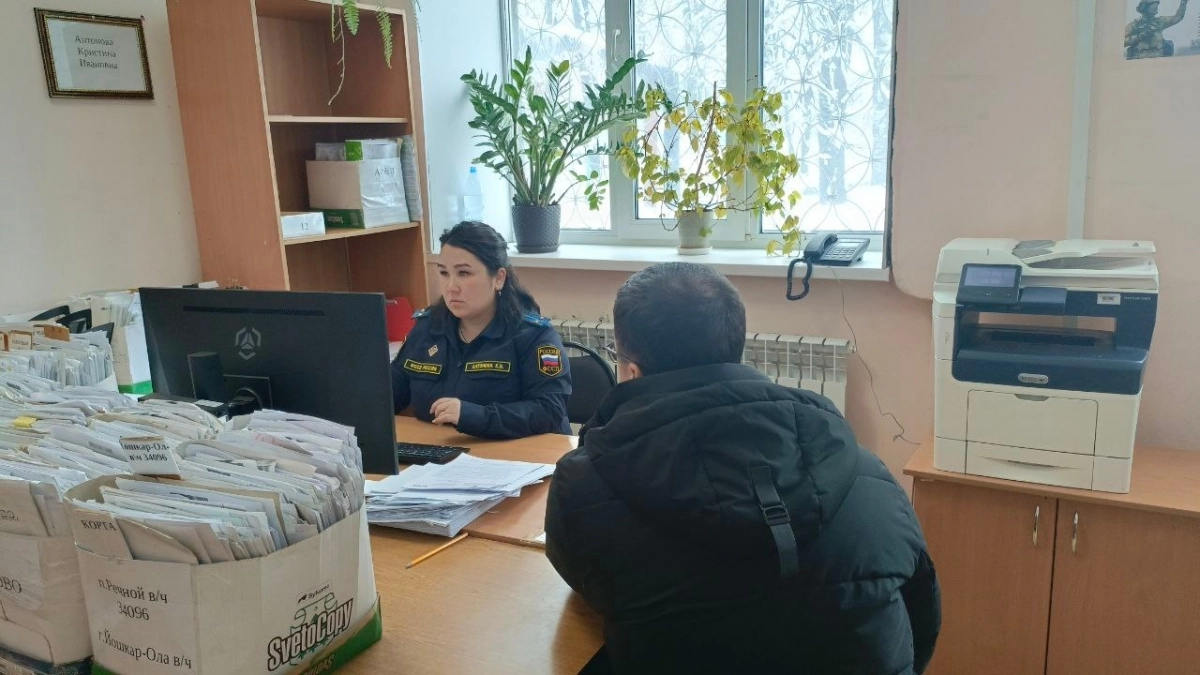 Отец из Медведевского района годами не мог заплатить алименты, но на новую иномарку деньги нашел