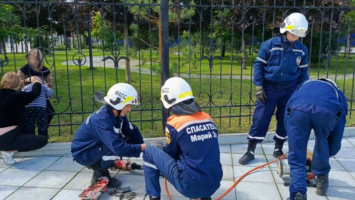 Голова трехлетнего мальчика застряла между прутьями забора в центре Йошкар-Олы