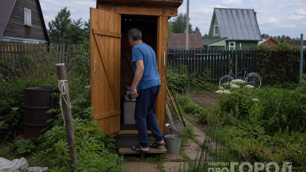 Каустическую соду — в топку: сантехник показал способ избавиться от запаха и лишних хлопот с дачным туалетом