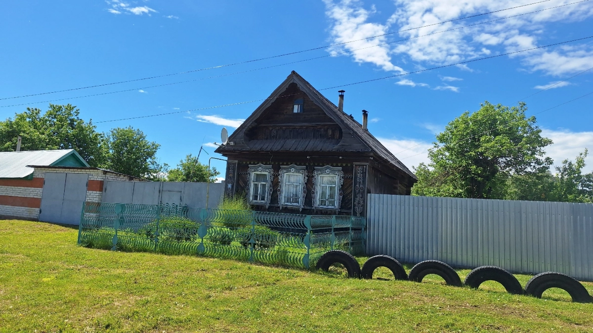 Зачем деревенские жители красили подоконники в синий: секрет, который актуален даже в 2026 году