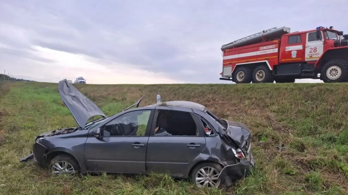 Водитель "Гранты" с прицепом неудачно пошел на обгон в Куженерском районе и оказался в больнице вместе с пассажиром
