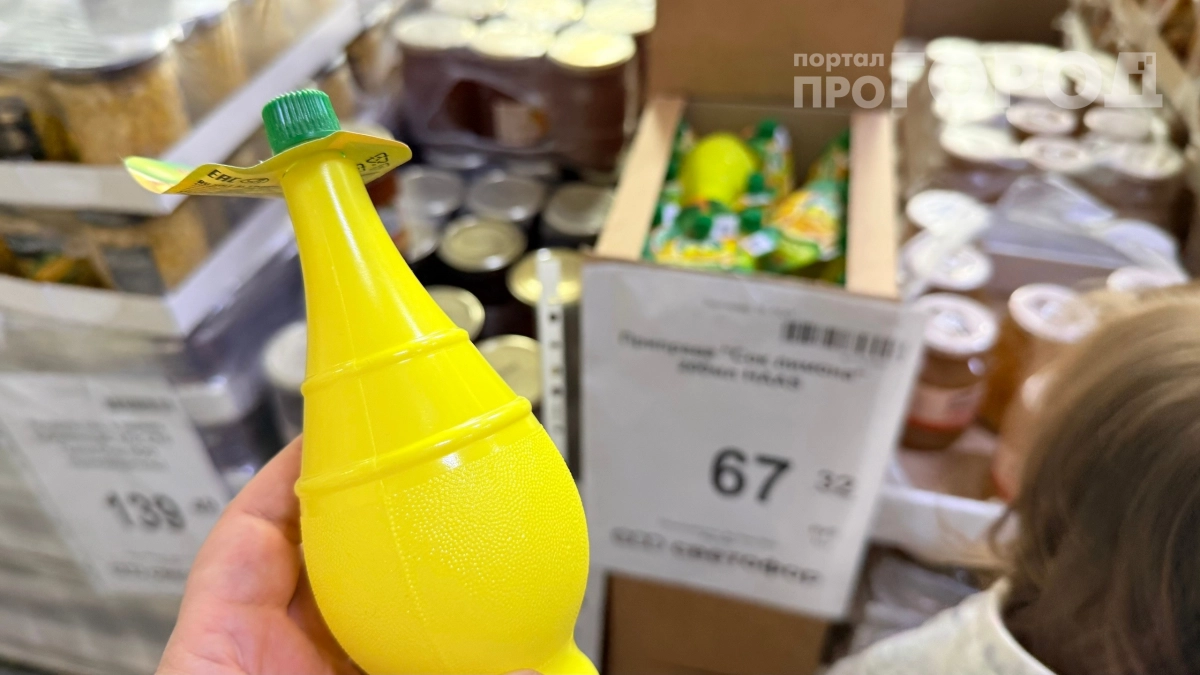 Зашла в «Светофор» за бытовой химией и наткнулась на «золото»: продукт за 67 рублей отмыл плиту лучше брендовых средств 