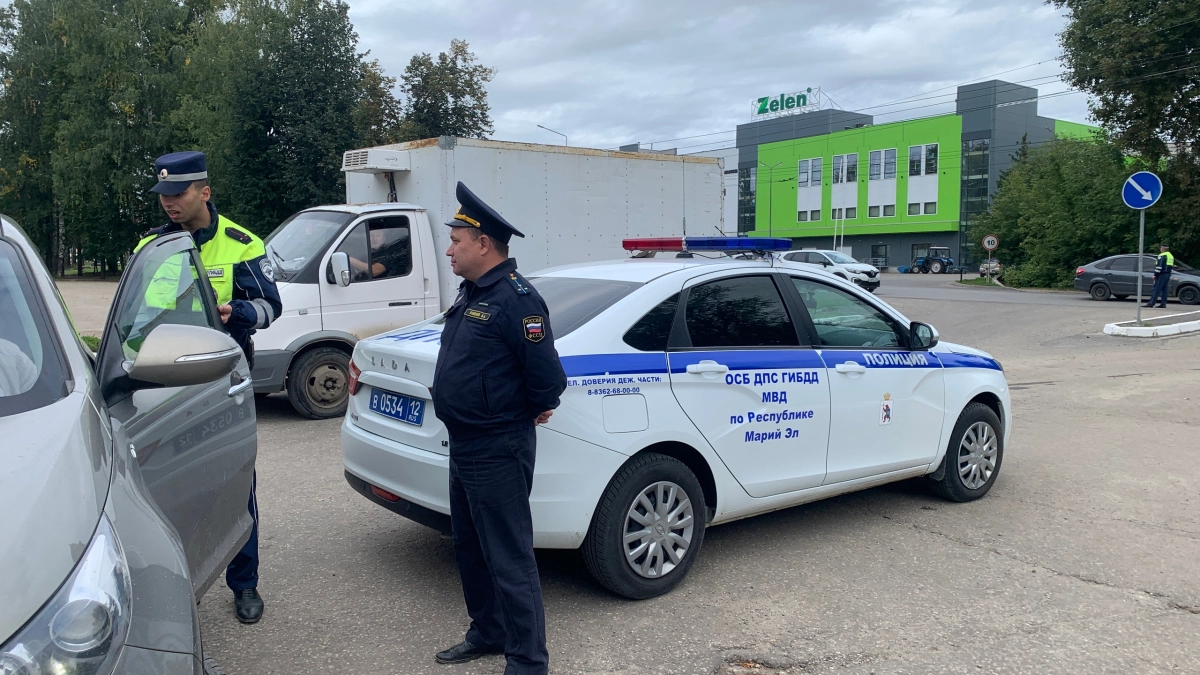Приставы ловили должников у ТЦ Зелен прямо из потока машин
