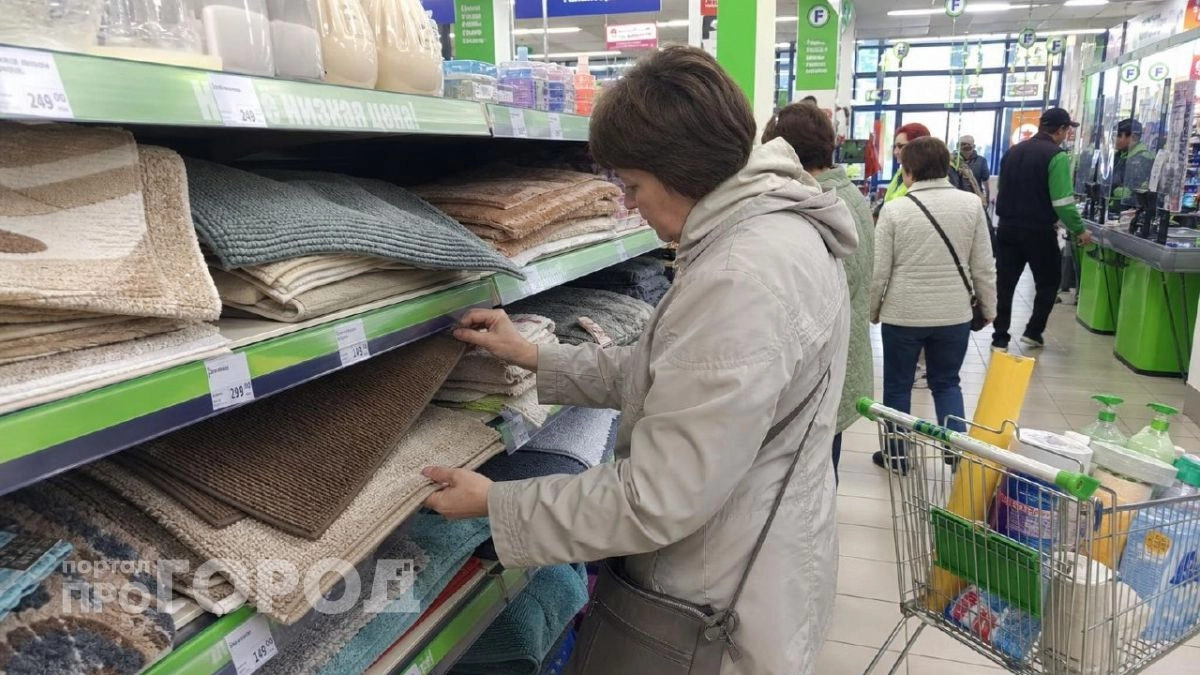 Скупила в Fix Price коврики для ванной, но не для пола: сделала из них стильную обивку для старого кресла