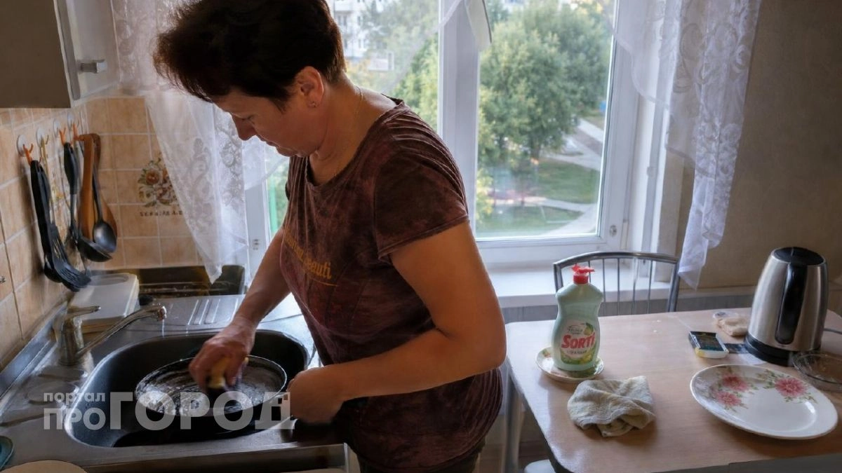 Самая замызганная сковорода засверкает чистотой: просто смешиваю эти два средства по методу двух стаканов