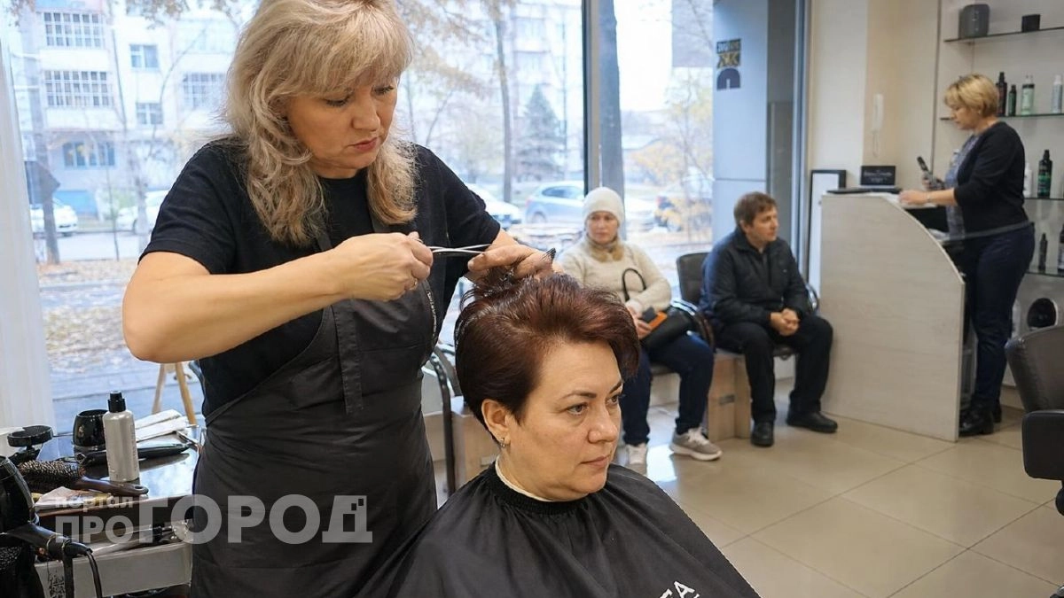 Длинные или короткие: не делайте эту стрижку после 50: стилисты назвали прическу, которая старит в момент