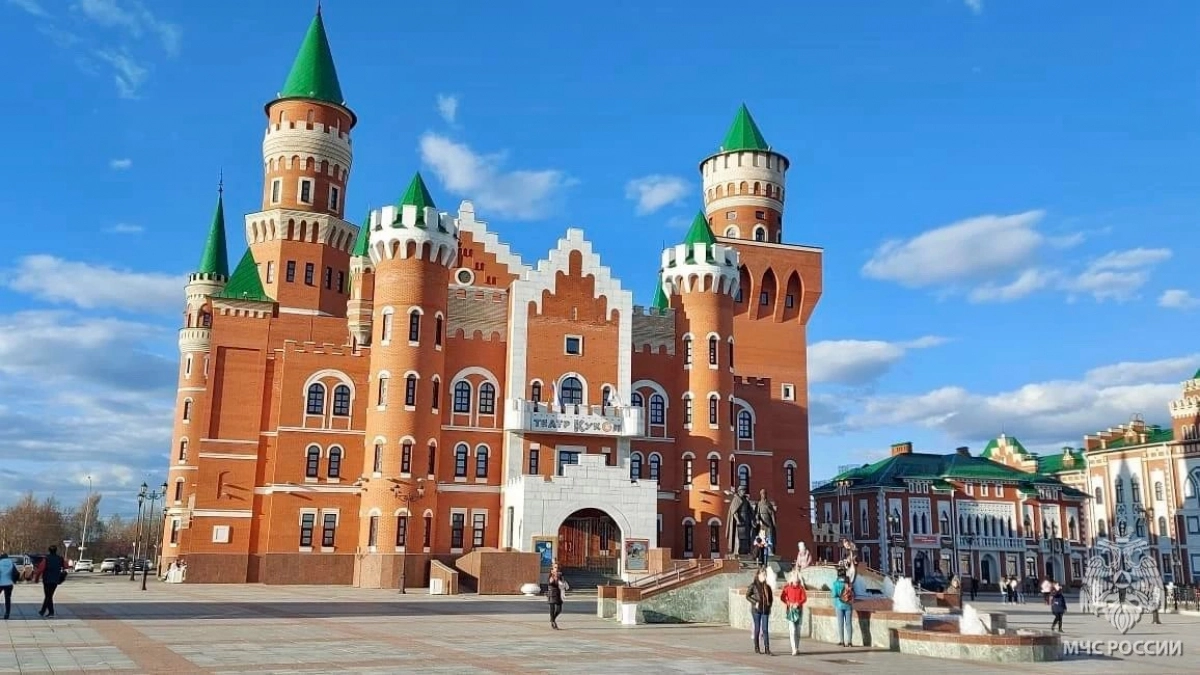 Бойцов и технику МЧС стянут к театру кукол в Йошкар-Оле