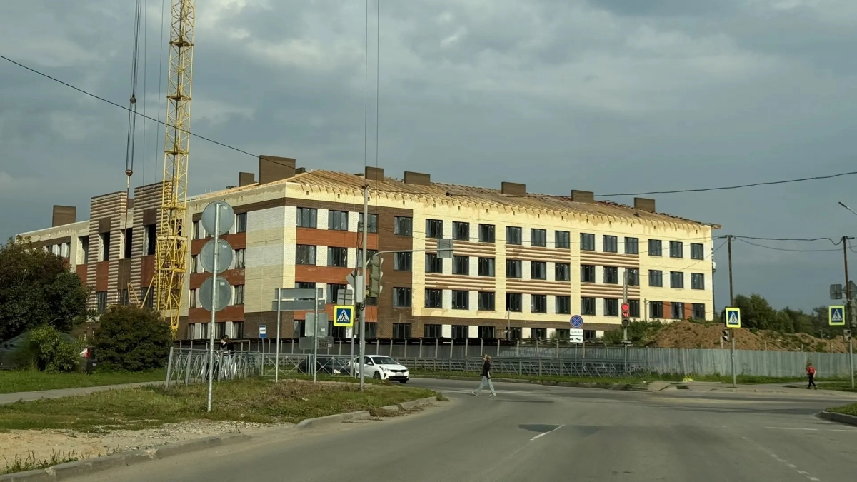 Беговую дорожку и амфитеатр готовят в новой школе Йошкар-Олы