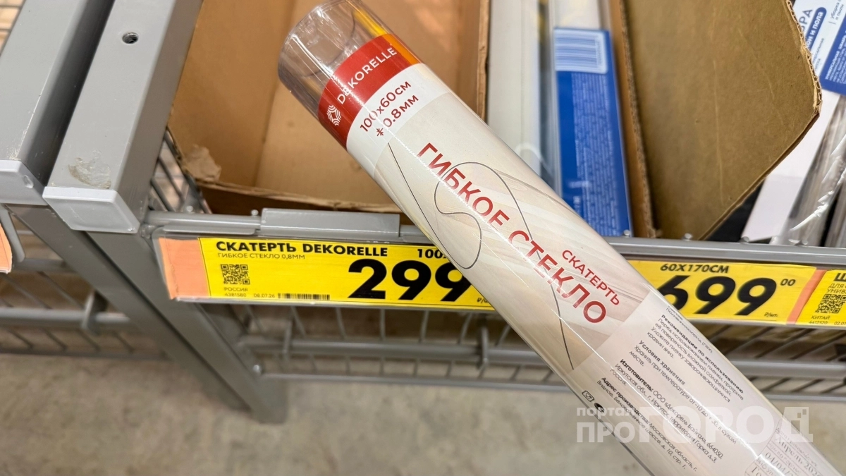 Гибкое стекло в "Чижике" скупаю рулонами: клею на старую мебель — и кухня превращается в богатый гарнитур