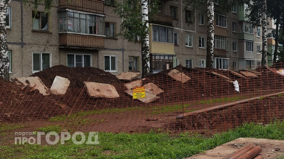 Тротуар разворотили строительной техникой: в Волжске после ремонта дома пришлось судиться с подрядчиком