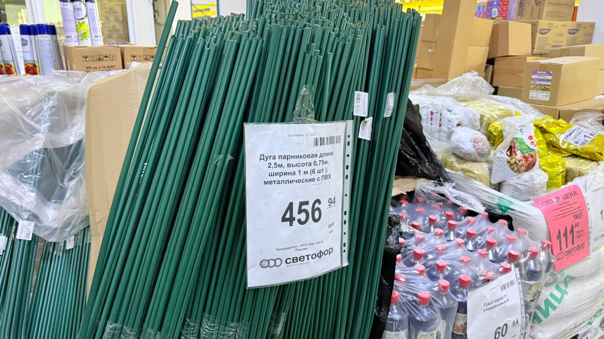 Скупаю дуги в "Светофоре" по 456 рублей, но парники с них не колочу: неожиданные идеи для сада и огорода