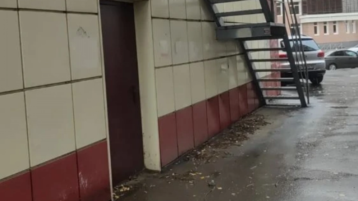 В Йошкар-Оле убрали кучу мусора, которую ветер разносил по всей улице
