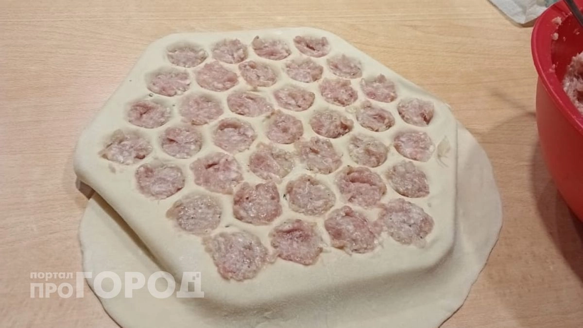 Не свинина и не говядина: три начинки для сочных пельменей - бульон будет брызгать на каждом укусе