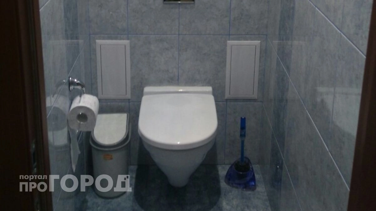 Можно ли выкидывать туалетную бумагу в унитаз: опытный сантехник дал точный ответ