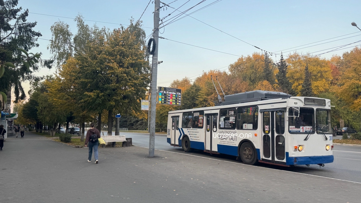 На загруженной остановке «Рынок» в Йошкар Оле до сих пор нет навеса