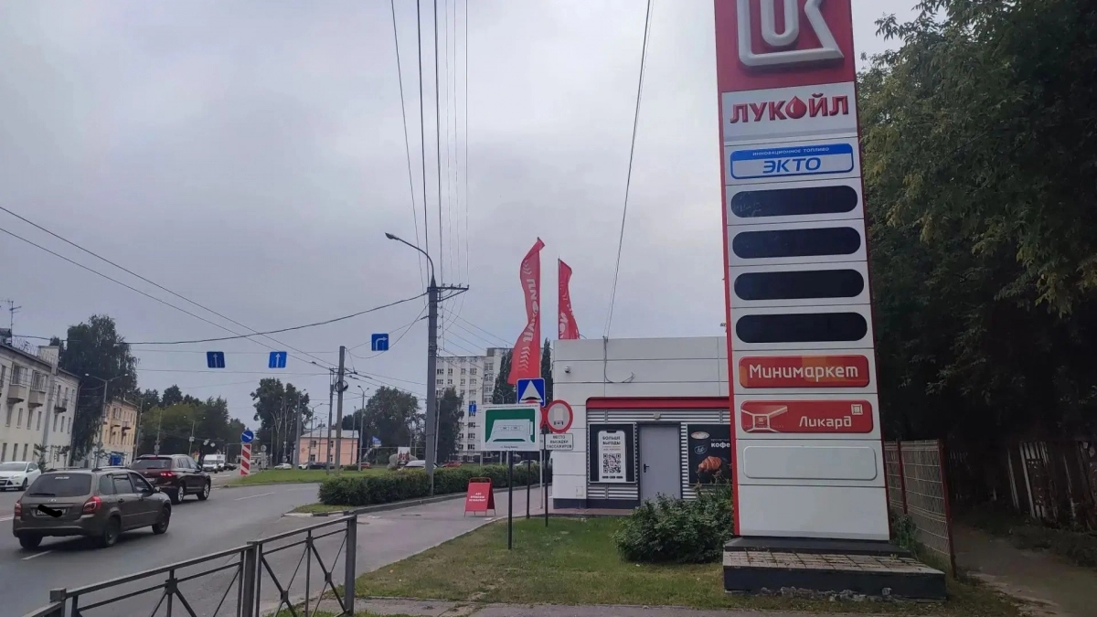 В Йошкар-Оле на улице Карла Маркса КамАЗ столкнулся с легковушкой