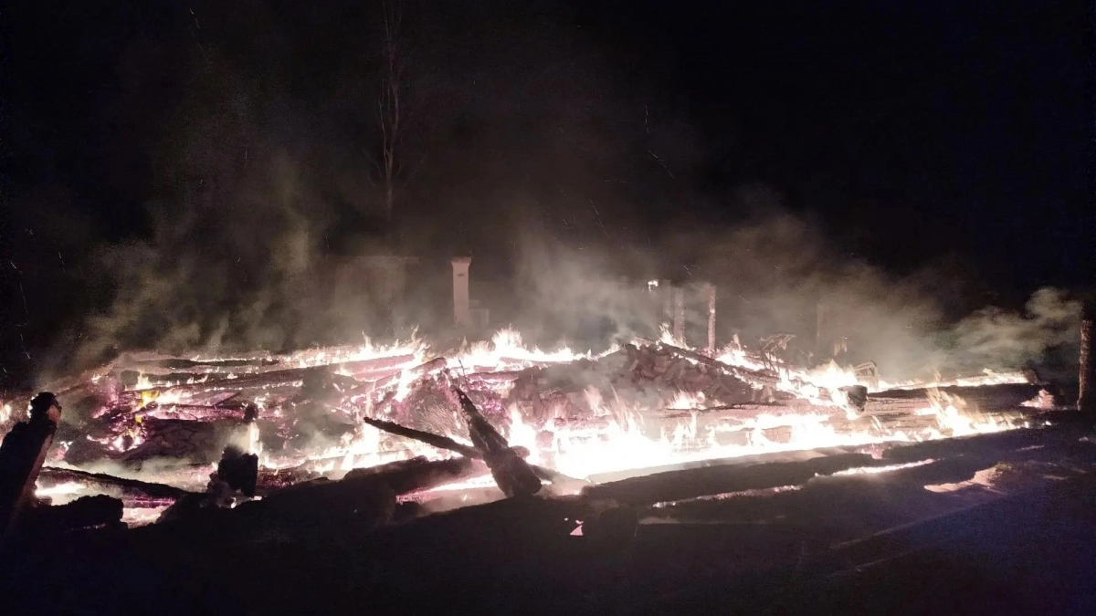 Мужчина лишился дома и получил ожоги на пожаре в Килемарском районе