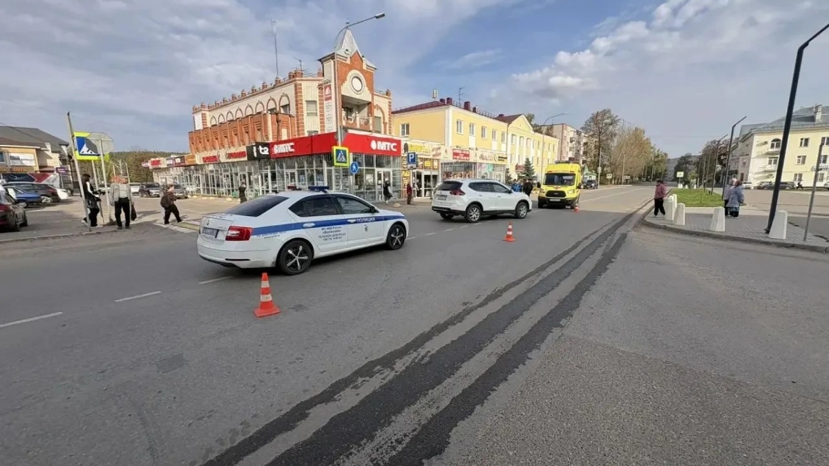 Пешеход в Волжске решил срезать по проезжей части и оказался под колесами иномарки