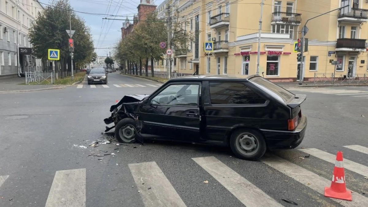 В Йошкар-Оле водитель Ford выехал на красный и врезался в ВАЗ