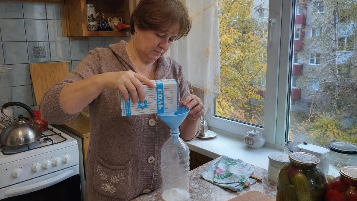 Пластиковые бутылки не выкидываю, а наполняю обычной солью: 8 способов применить их дома с пользой