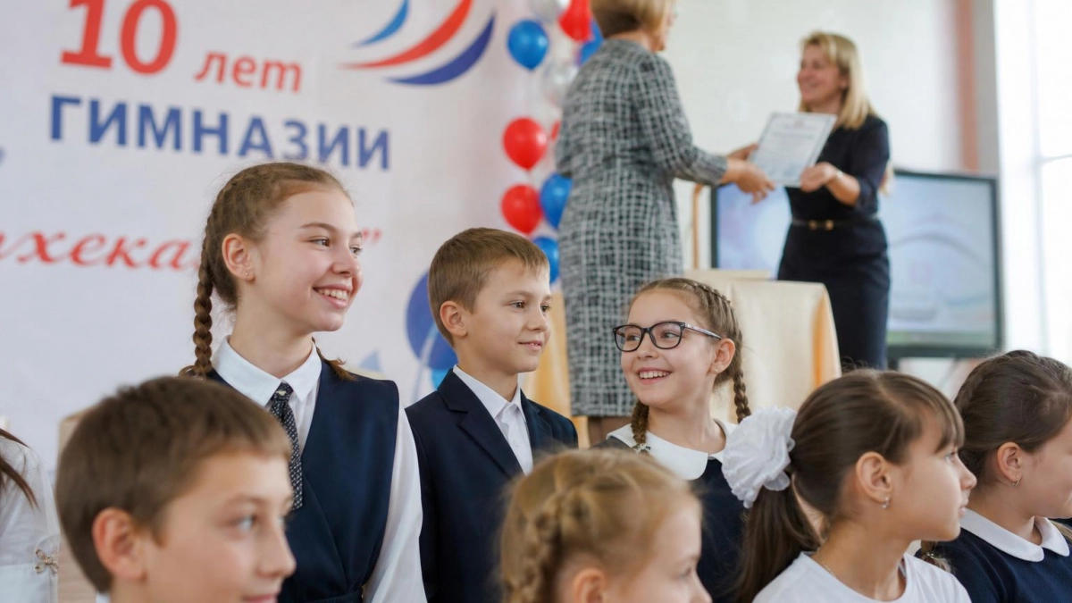 Гимназия №20 отметила 10-летие вместе с выпускниками и учителями