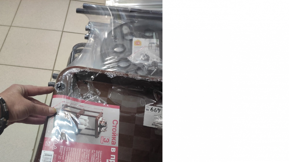 Беру в Fix Price складные обувницы по 499 руб: одну тащу к дивану, вторую в погреб — держат на плечах полдома
