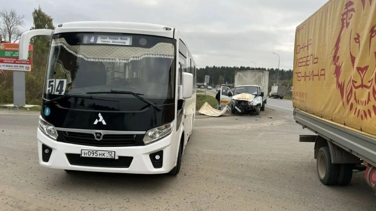 Автобус выскочил на оживленную дорогу в Волжске и устроил аварию с пострадавшим