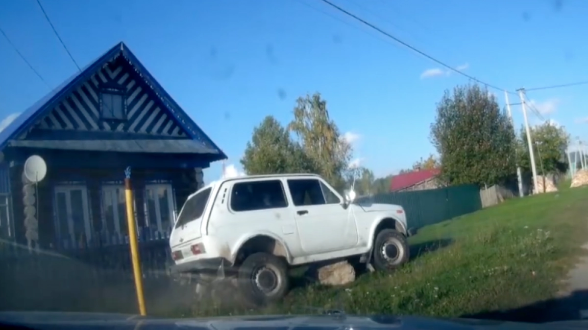 Сельский гонщик на "Ниве" пытался скрыться от полиции и застрял на валуне в Марий Эл