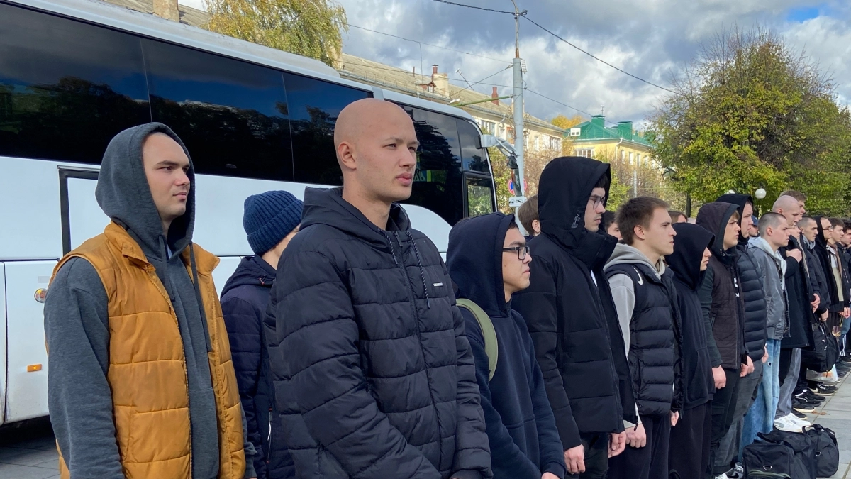 У Вечного огня в Йошкар-Оле проводили в армию первых 33 срочников осеннего призыва
