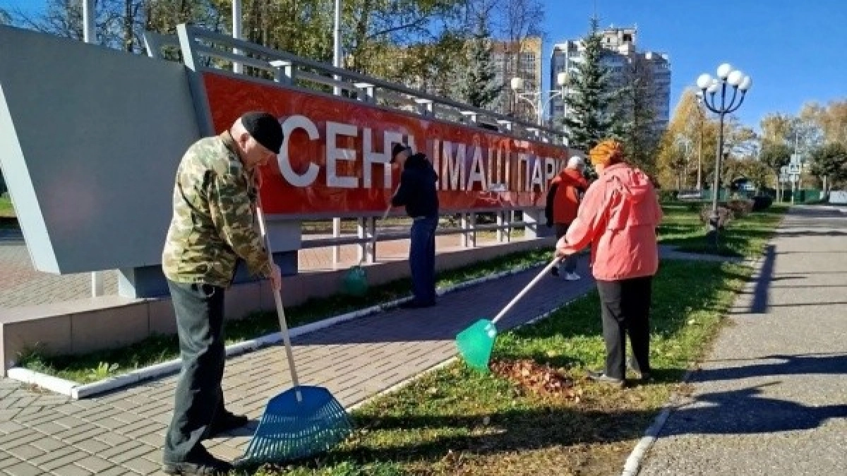 Сотрудники учреждений и студенты вышли на осенний субботник в Йошкар-Оле