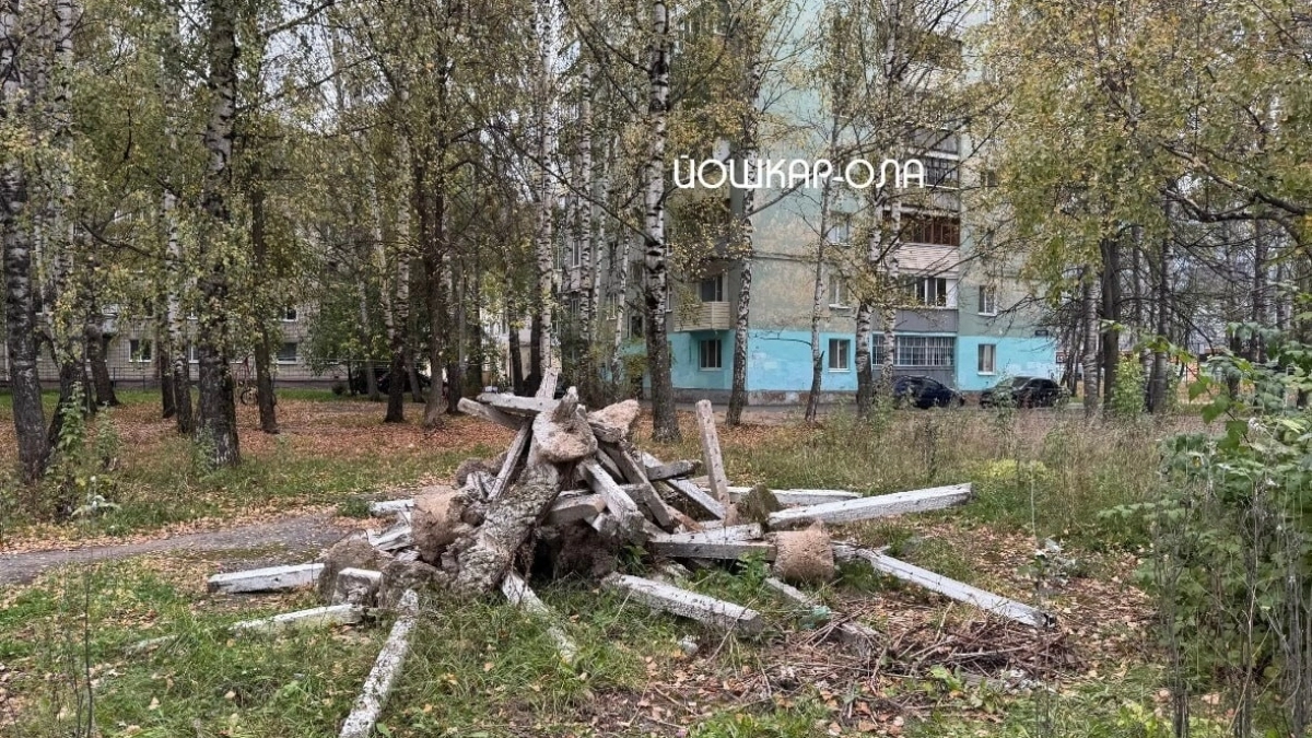 Возле школы №23 в Йошкар-Оле вывалили гору бетонных столбов