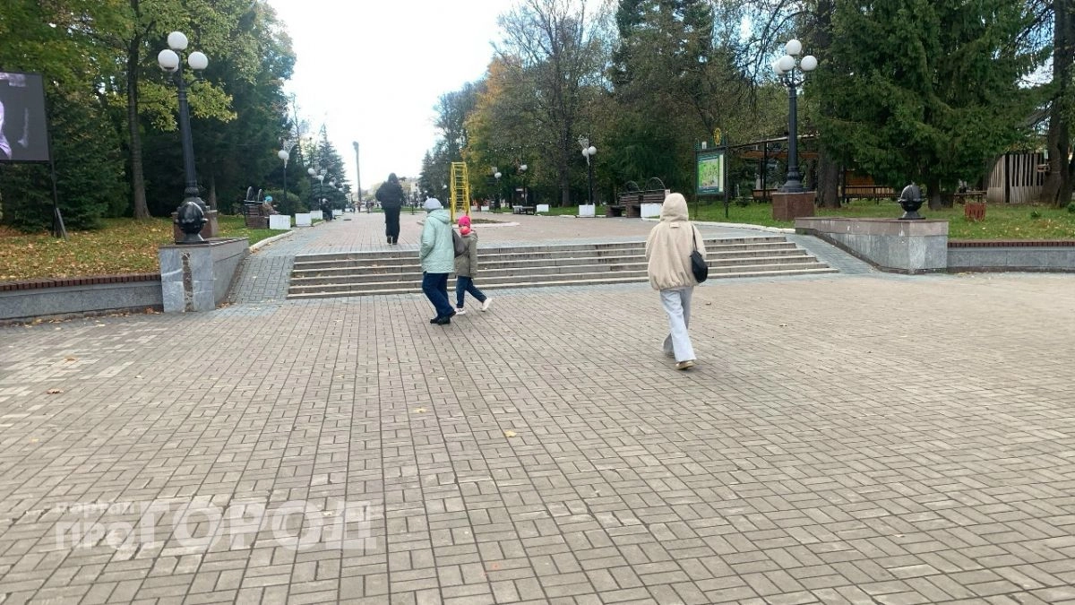 Разбитый асфальт, покрышки у подъездов и тупики без пандусов: что прячут дворы в центре Йошкар-Олы