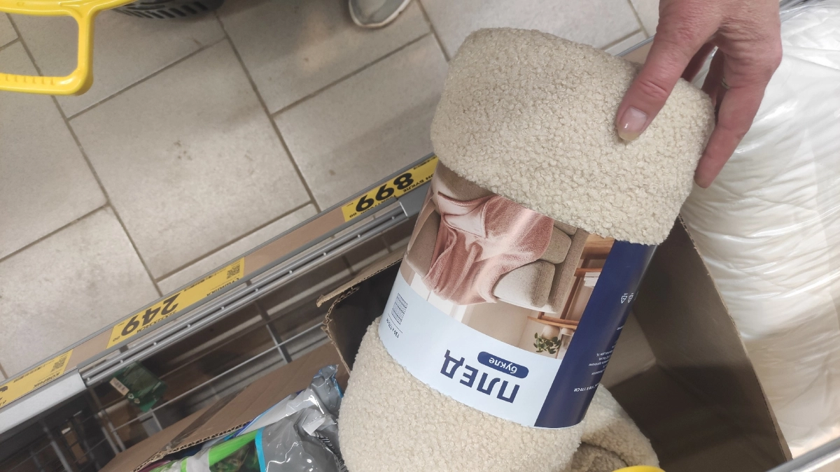 Отхватила в «Чижике» 3 пломбирных пледа, но на диван не постелила: комната за вечер стала похожа на уютное шале