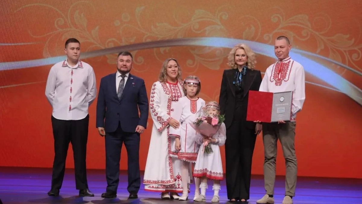 Мать играет на гуслях, отец держит дом: многодетная семья из Марий Эл стала лучшей в стране