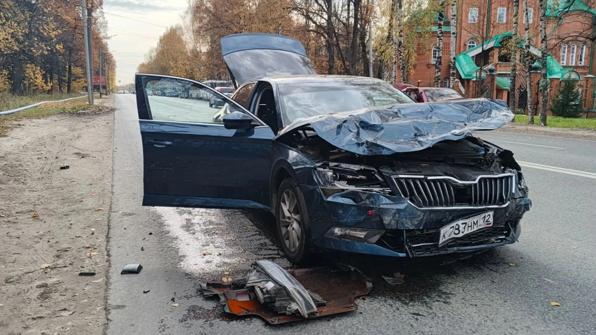 Пару увезли на скорой после ДТП с иномарками в Йошкар-Оле