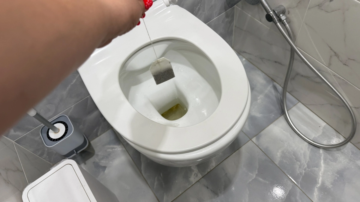 Зачем опытные хозяйки кладут чайный пакетик в унитаз: сантехника блестит без химии