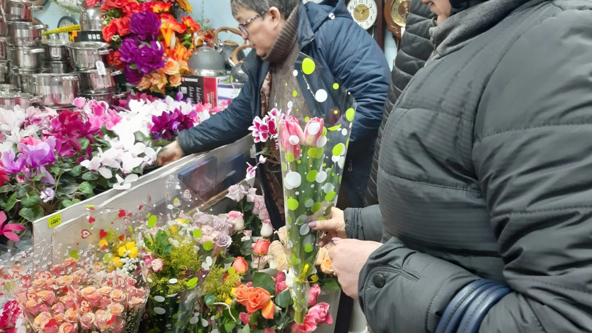Тельцам — бархатные розы, Весам — воздушные гортензии: собираем букет ко Дню матери с оглядкой на звёзды