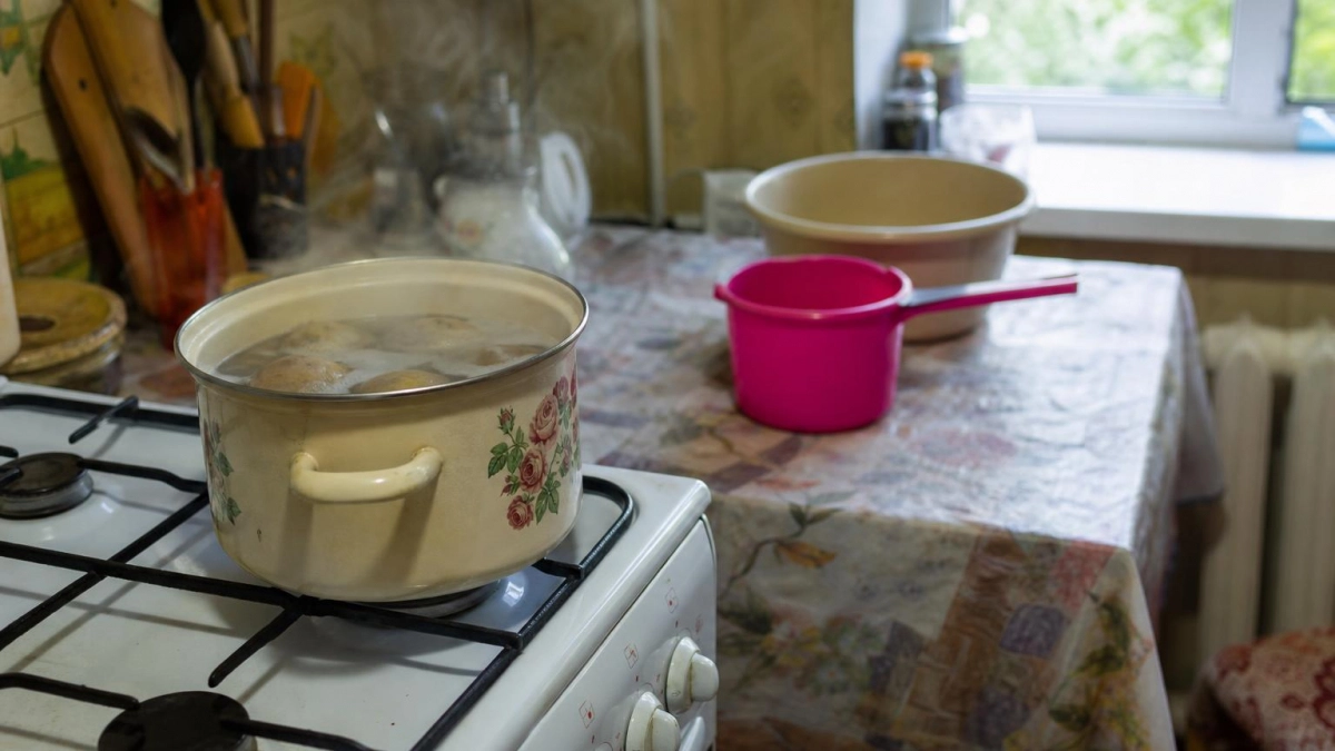 Не соль и не масло: что налить в кастрюлю при варке картофеля - клубни не трескаются и не темнеют