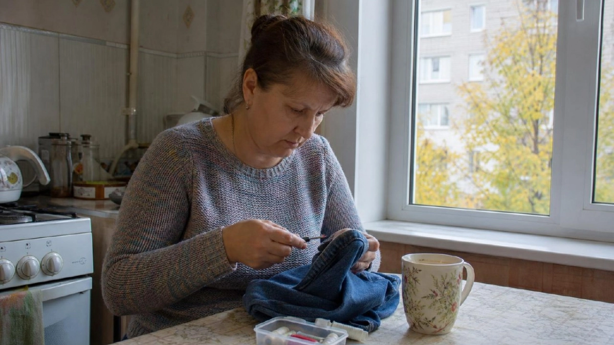 Джинсовые лоскуты укладываю кирпичной кладкой: получается мягкий декор с деревенским шармом
